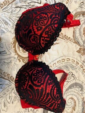 Queen Lace Overlay Bra – 36DDD – Red & Black – Excellent Used Condition